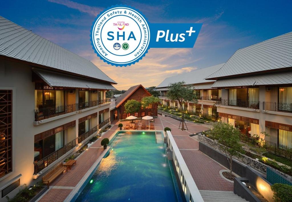 北碧Plakan Resort的一间设有游泳池和一个印有鲜艳标志的酒店