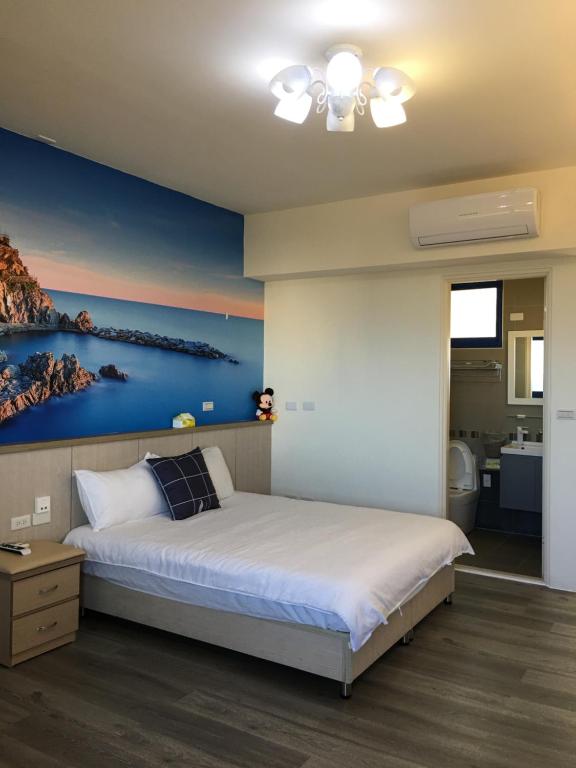 花莲市海边名人50的一间卧室设有一张床和蓝色的墙壁