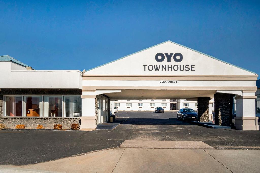 道奇城OYO Townhouse Dodge City KS的享有联排别墅正面的汽车景致