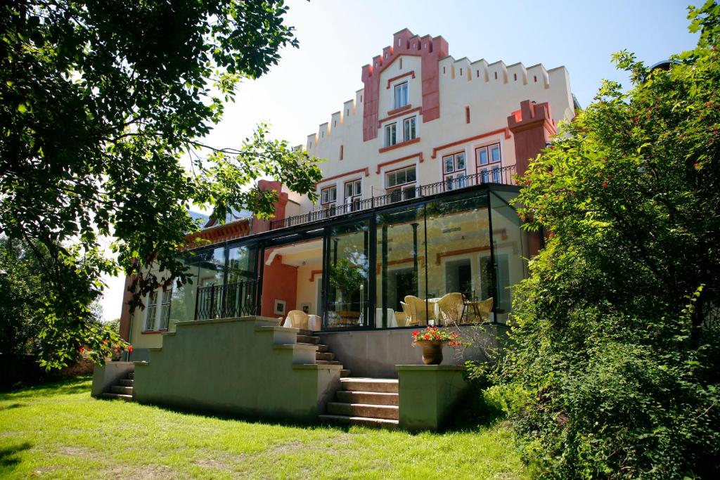 帕达斯特帕达斯特庄园酒店的前面有玻璃墙和楼梯的房子