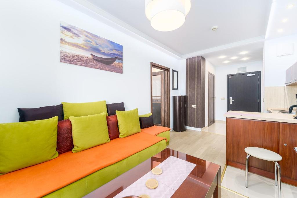 科沃布热格Apartament w Diva Spa 250m do plaży的带沙发的客厅和厨房