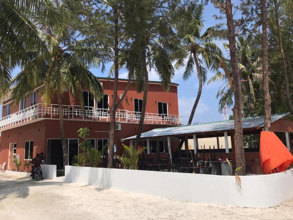 马富施Merijaan Maldives的棕榈树海滩上的一座建筑