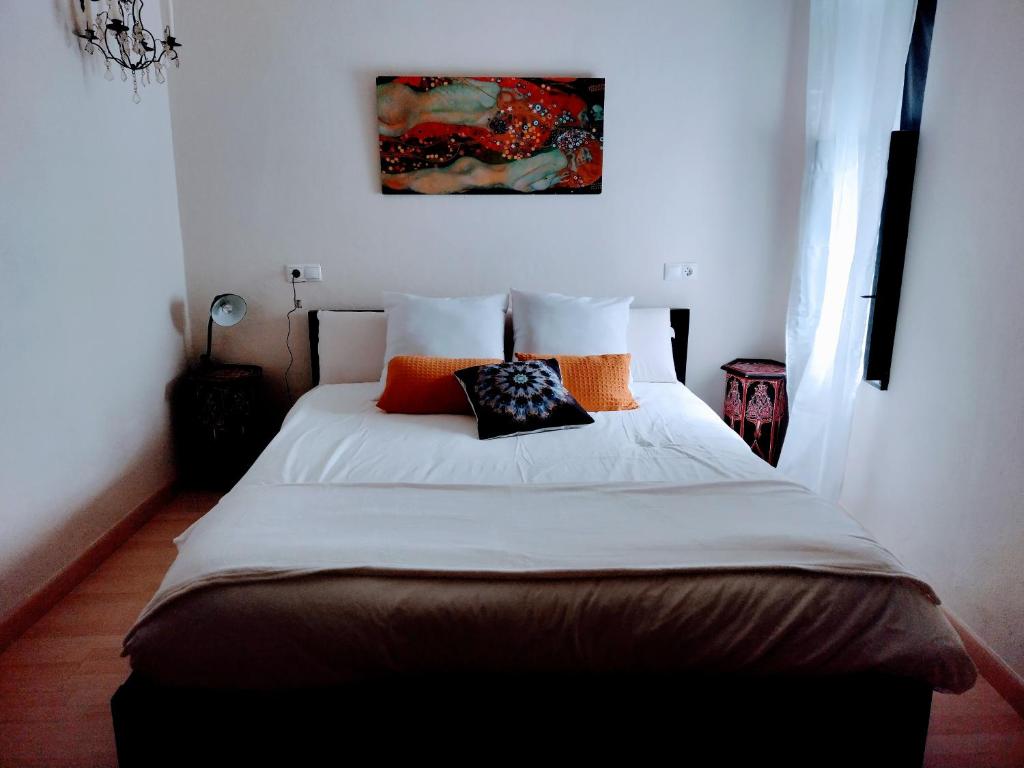 阿尔加尔Casa Salvadora的一间卧室配有一张大床和枕头