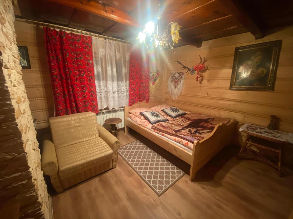 维托韦Góralskie Pokoje的一间卧室,卧室内配有一张床和一把椅子