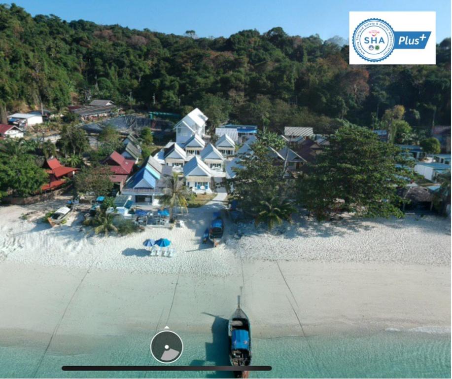 皮皮岛PP Blue Sky Resort-SHA Plus的海滩上房屋的空中景致