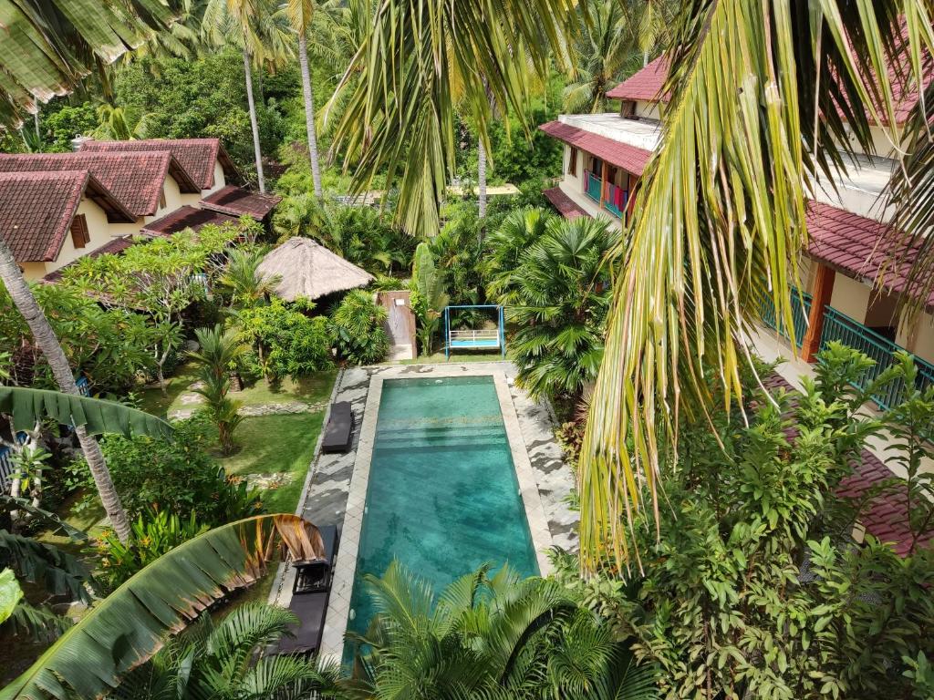 龙目岛库塔博昌旅舍的享有度假村游泳池的顶部景致