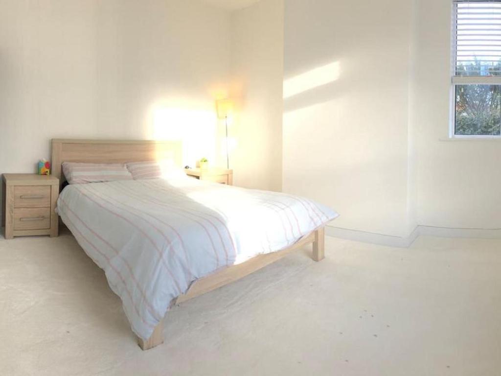 金斯林Kings Lynn Double Bedroom 1 New Renovated Bathroom的白色的卧室设有一张大床和一个窗户