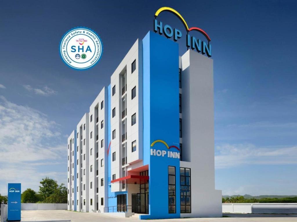 南邦南邦市中心哈普酒店的带有跳跃旅馆标志的酒店 ⁇ 染