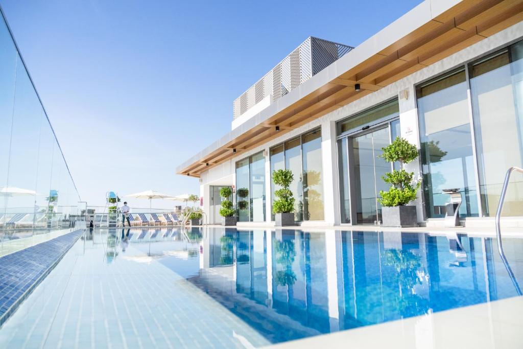 迪拜IntercityHotel Dubai Jaddaf Waterfront的建筑物屋顶上的游泳池