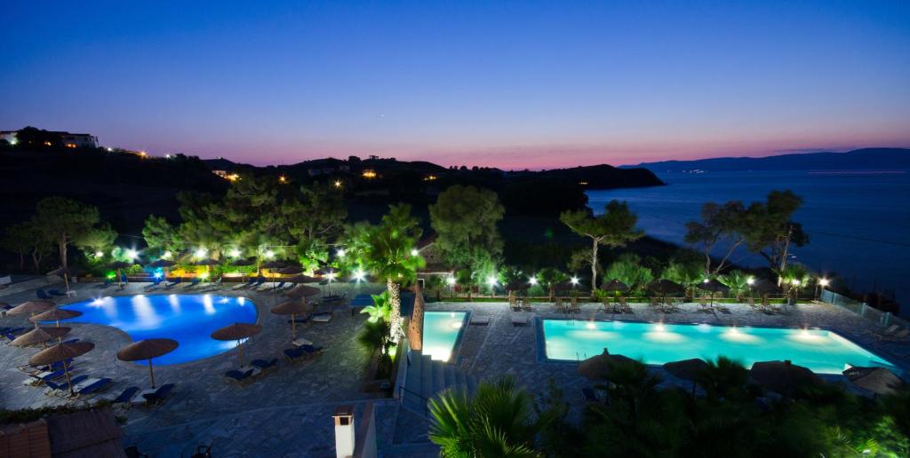 米西姆纳维瓦玛瑞温泉酒店的夜间享有度假村游泳池的空中景致