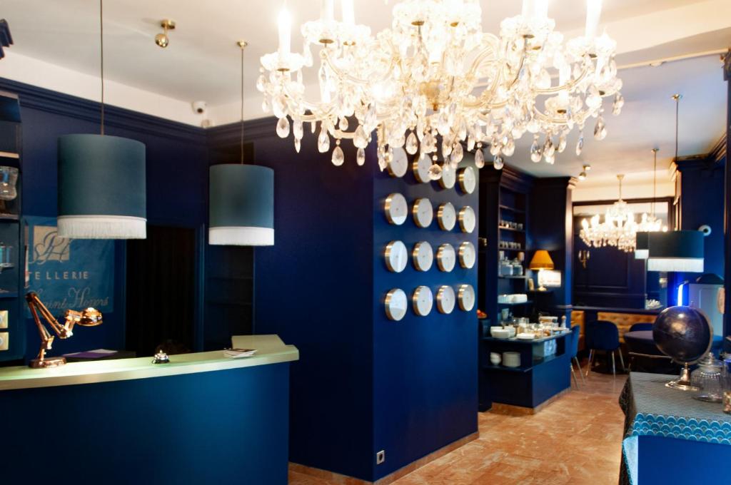 巴黎Hôtel Petit Saint-Honoré的一间拥有蓝色墙壁和吊灯的用餐室