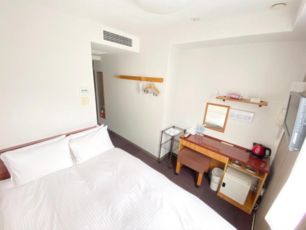 东京WEB Hotel Tokyo Asakusabashi / Vacation STAY 8770的小房间设有一张床和一张书桌