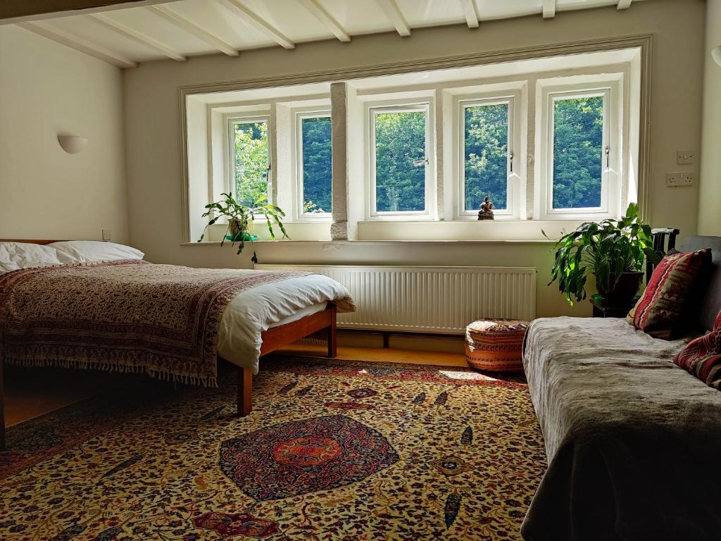 霍姆弗斯Beautiful quiet room in the heart of Holmfirth的卧室配有两张床、窗户和地毯。