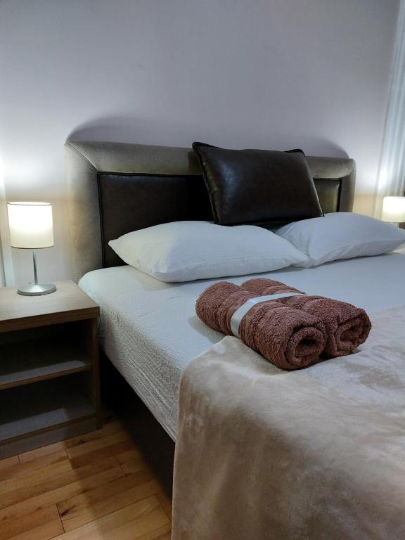 弗尔尼亚奇卡矿泉镇Apartmani Radulović的一间卧室配有一张带棕色毛巾的床