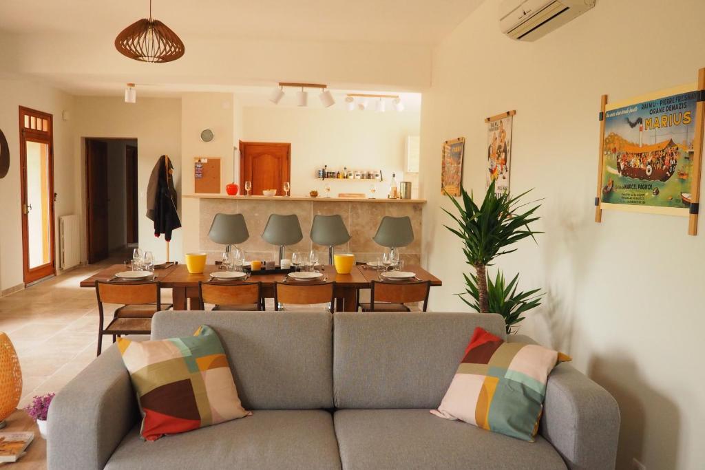 古尔Maison Le Grand Verger的带沙发的客厅和用餐室