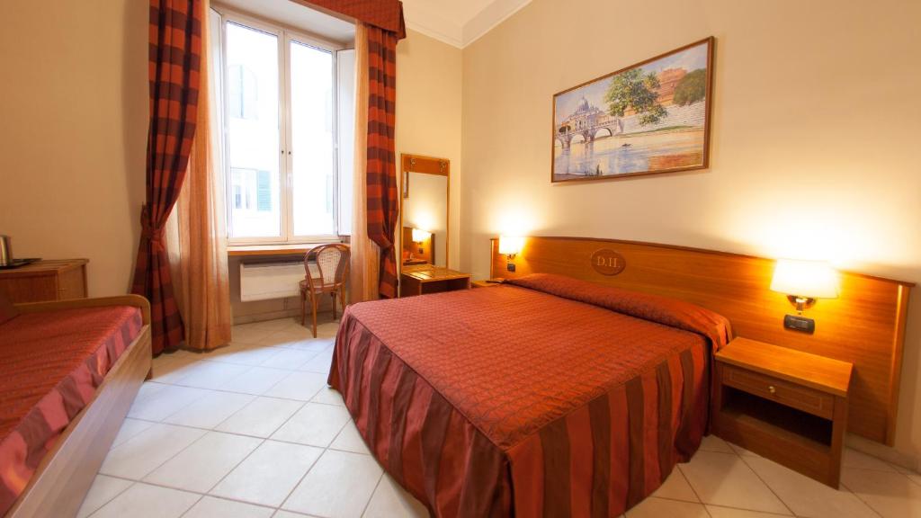 罗马Dama Private Rooms的酒店客房设有两张床和窗户。