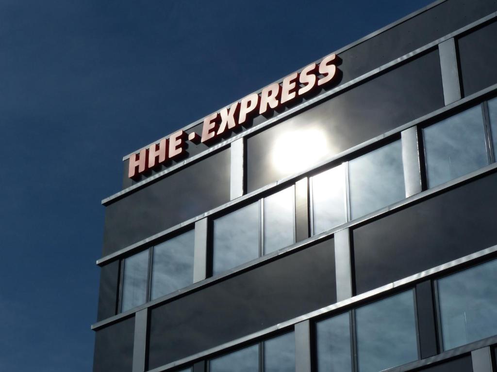努克HHE Express的上面有标志的建筑