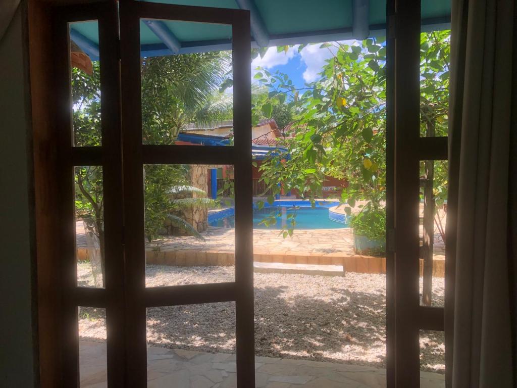 乌巴图巴A casa di Maria的开放式窗户,享有泳池美景