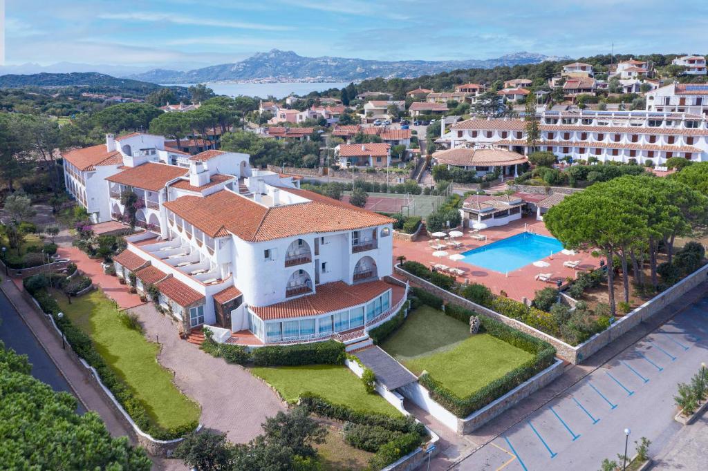 巴哈撒丁岛Club Hotel Cormorano的享有带游泳池的房屋的空中景致
