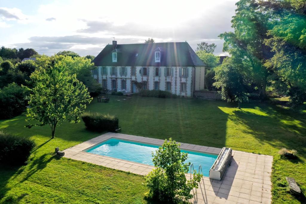 VillotranAu vieux Château的享有带游泳池的大房子的空中景致