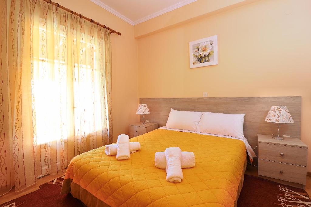 卡诺尼A Nice Apartment- Corfu Town, Kanoni的一间卧室配有黄色的床和毛巾