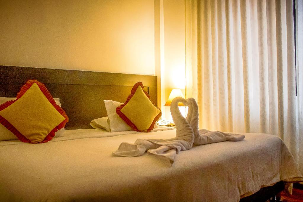 库斯科CHINKANA DEL INKA HOTEL的酒店客房,配有一张床铺,上面有毛巾动物