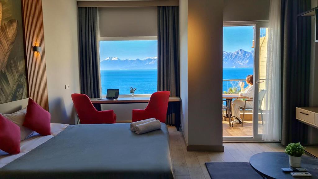 安塔利亚Letstay Panorama Suites的酒店客房享有海景