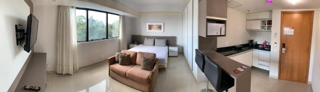 马瑙斯Tropical Executive Hotel的小房间设有床和厨房