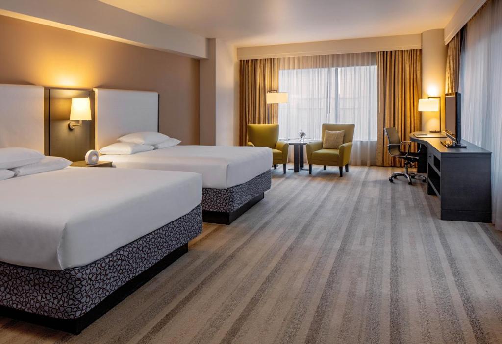 西雅图橄榄8号凯悦酒店的酒店客房配有两张床和一张书桌