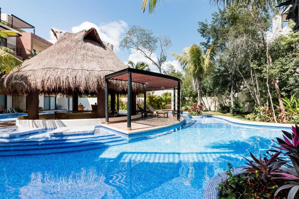 图卢姆Paramar Terra的度假村的游泳池,设有凉亭