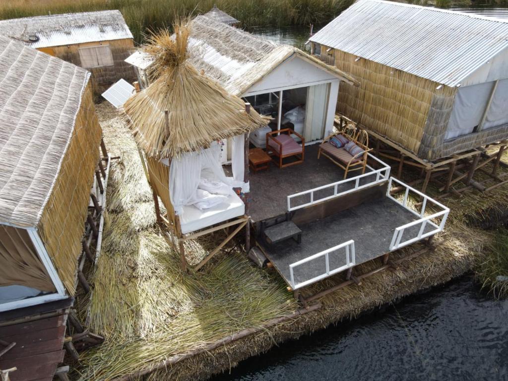 普诺Uros Tikarani hotel的一组小屋在水面上的空中景观