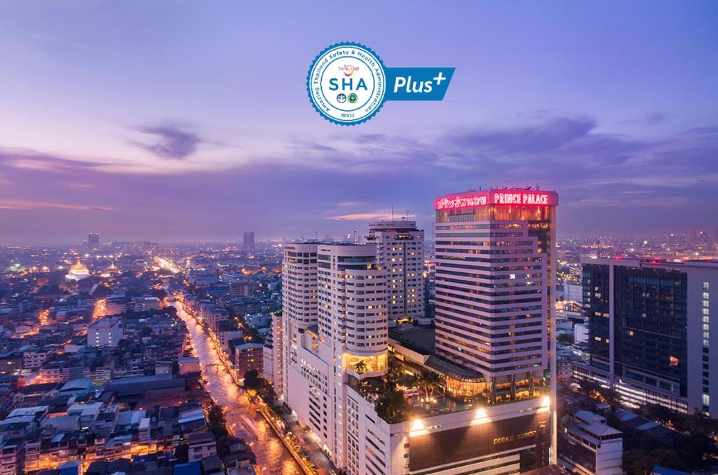 曼谷Prince Palace Hotel Bangkok - SHA Extra Plus的夜间有标牌的城市,标有sick plus