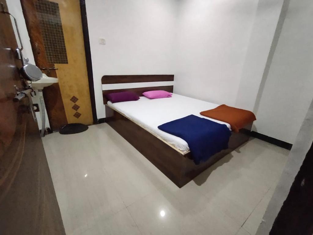 舍地Sai Ganesh Guest House的一间小卧室,卧室内配有一张床铺