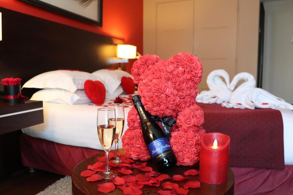 安东尼德贝尔尼酒店的玫瑰和酒杯制成的心床
