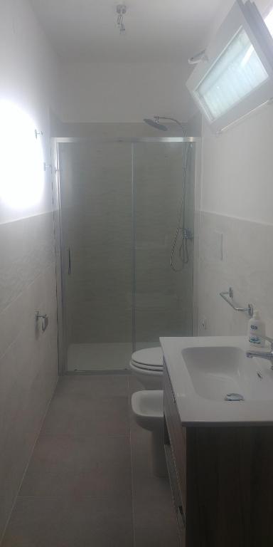 滨海波利尼亚诺Lumarosa Country的带淋浴、卫生间和盥洗盆的浴室