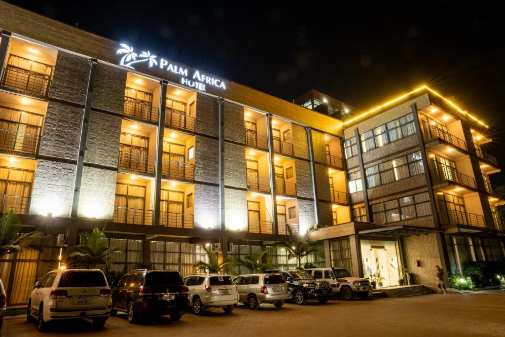 朱巴Palm Africa Hotel Juba的一座建筑,晚上停在前面