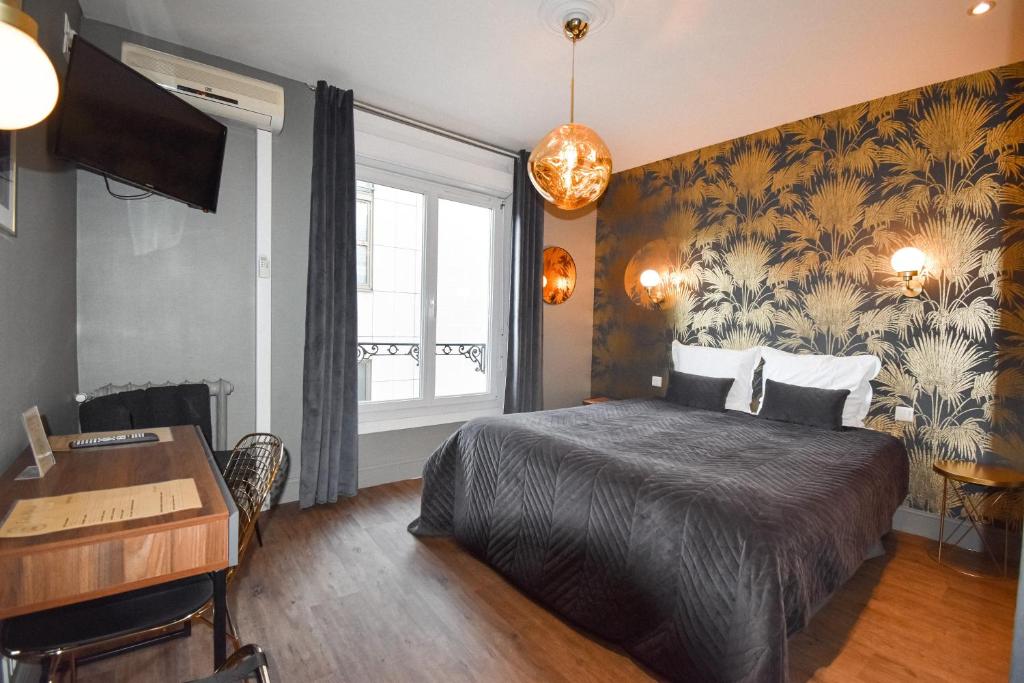 兰斯阿祖尔酒店的一间卧室配有一张床、一张书桌和一个窗户。