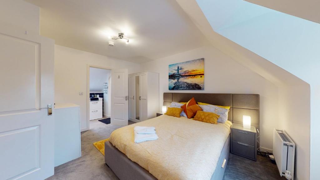 布罗姆利Sapphire Apartment Bromley Common的阁楼上的卧室配有一张大床
