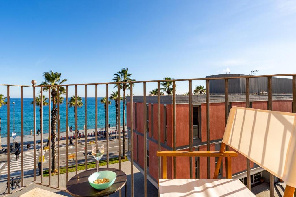 巴塞罗那Kronos on the beach Suite 4的享有海滩美景的阳台