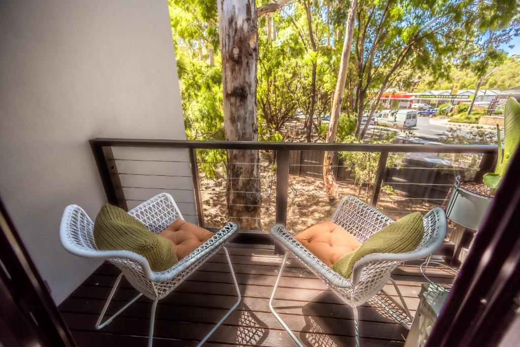 MARGARET FOREST RETREAT Apartment 129 - Located within Margaret Forest, in the heart of the town centre of Margaret River, spa apartment!的阳台或露台