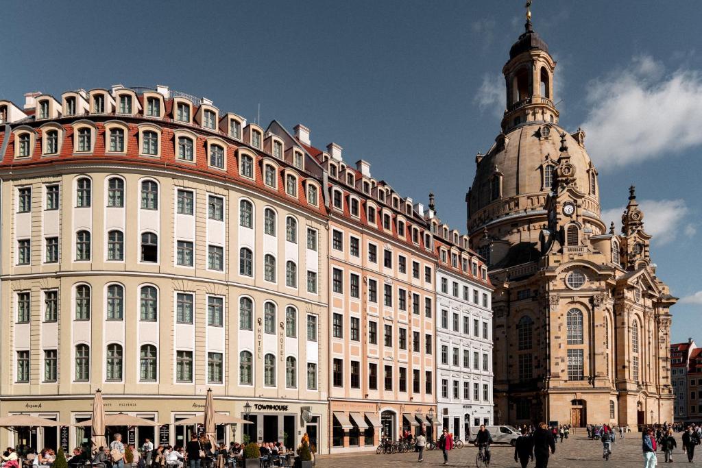 德累斯顿Townhouse Dresden的一座大建筑,前面有一个钟楼