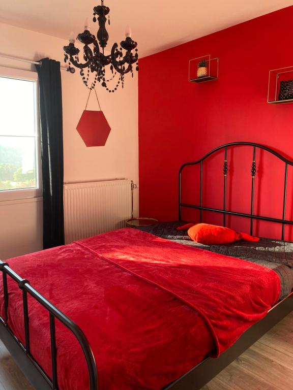 Comblain-au-PontSol Borsay - Studio de vacances à la campagne - Idéal pour 2的一间卧室设有红色的墙壁和一张带红色毯子的床