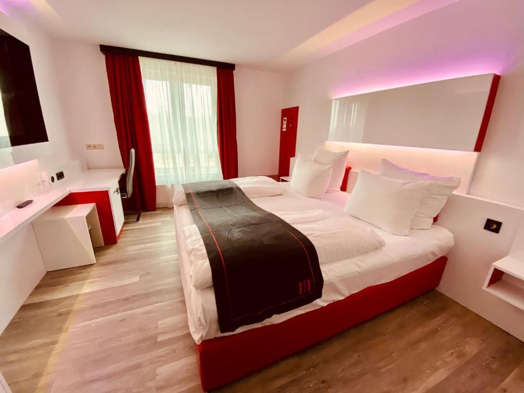 布雷滕DORMERO Hotel Bretten的酒店客房设有一张大床和一间浴室。
