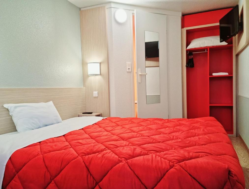 翁弗勒尔普瑞米尔洪福乐经典酒店的一间卧室配有红色的床和红色毯子