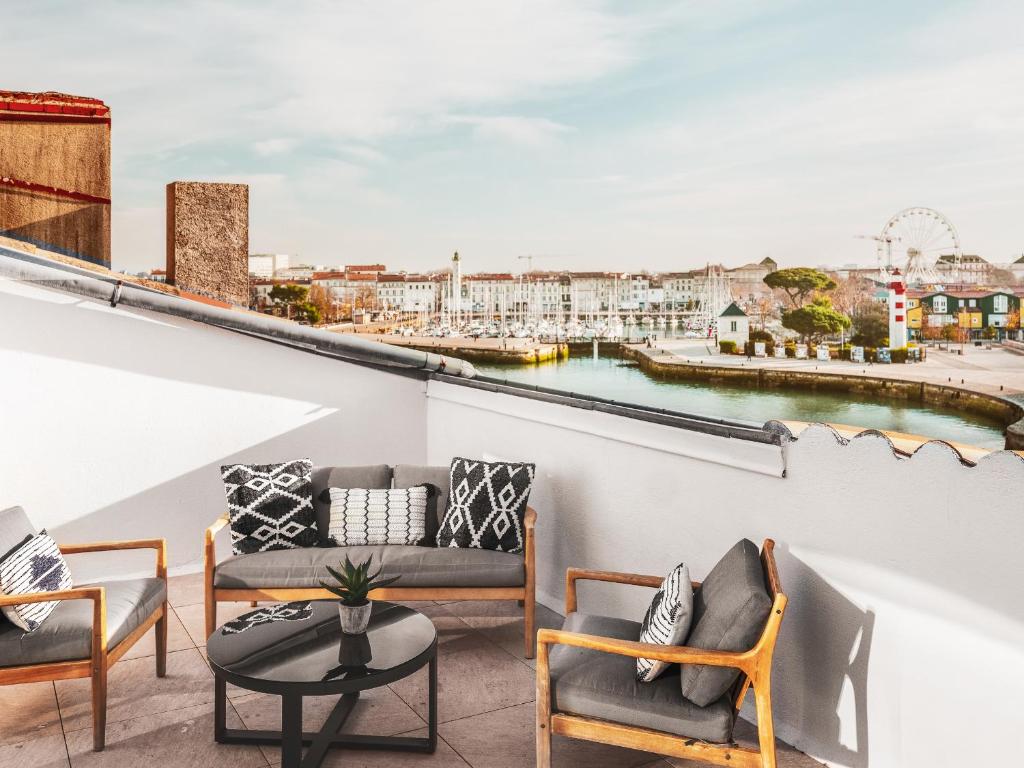 Maisons du Monde Hôtel & Suites - La Rochelle Vieux Port的阳台或露台