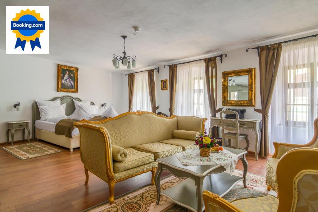 锡吉什瓦拉Taschler Haus的客厅配有沙发和1张床