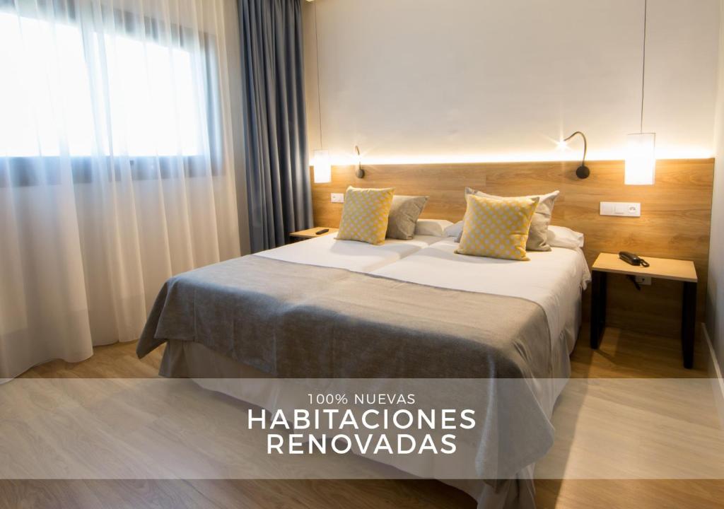 托雷洪-德阿尔多斯阿伊达酒店的酒店客房设有床和窗户。