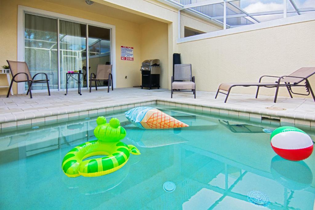 克莱蒙Serenity Resort 3 Bedroom Vacation Townhome with Pool (2008)的一个带充气玩具的游泳池