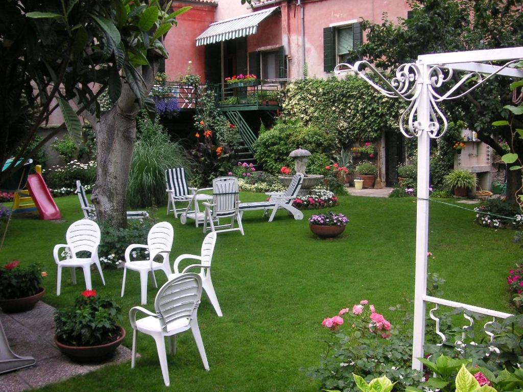 威尼斯Casa Eden的坐在院子里的一组白色椅子