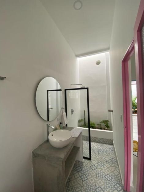 亨达Casa Celeste Honda的一间带水槽和镜子的浴室
